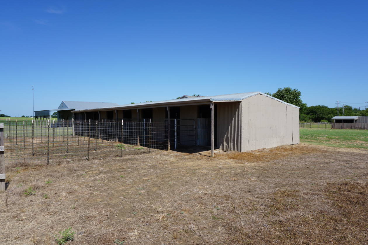 8 Beautiful Acres Ready for Horses Whitesboro, Grayson County, Texas