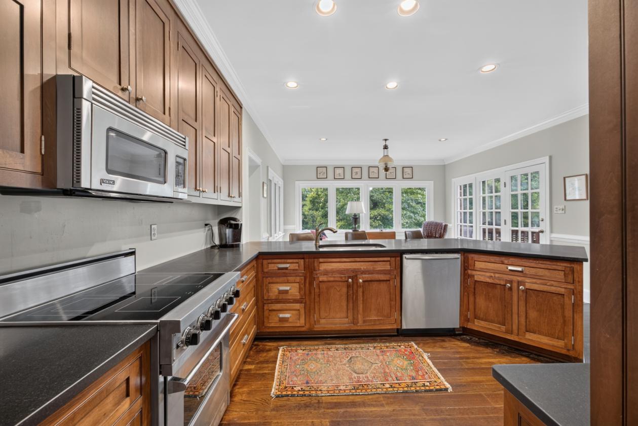 LOOKING for a 36 Equestrian Estate w/ guest house? - photo 8