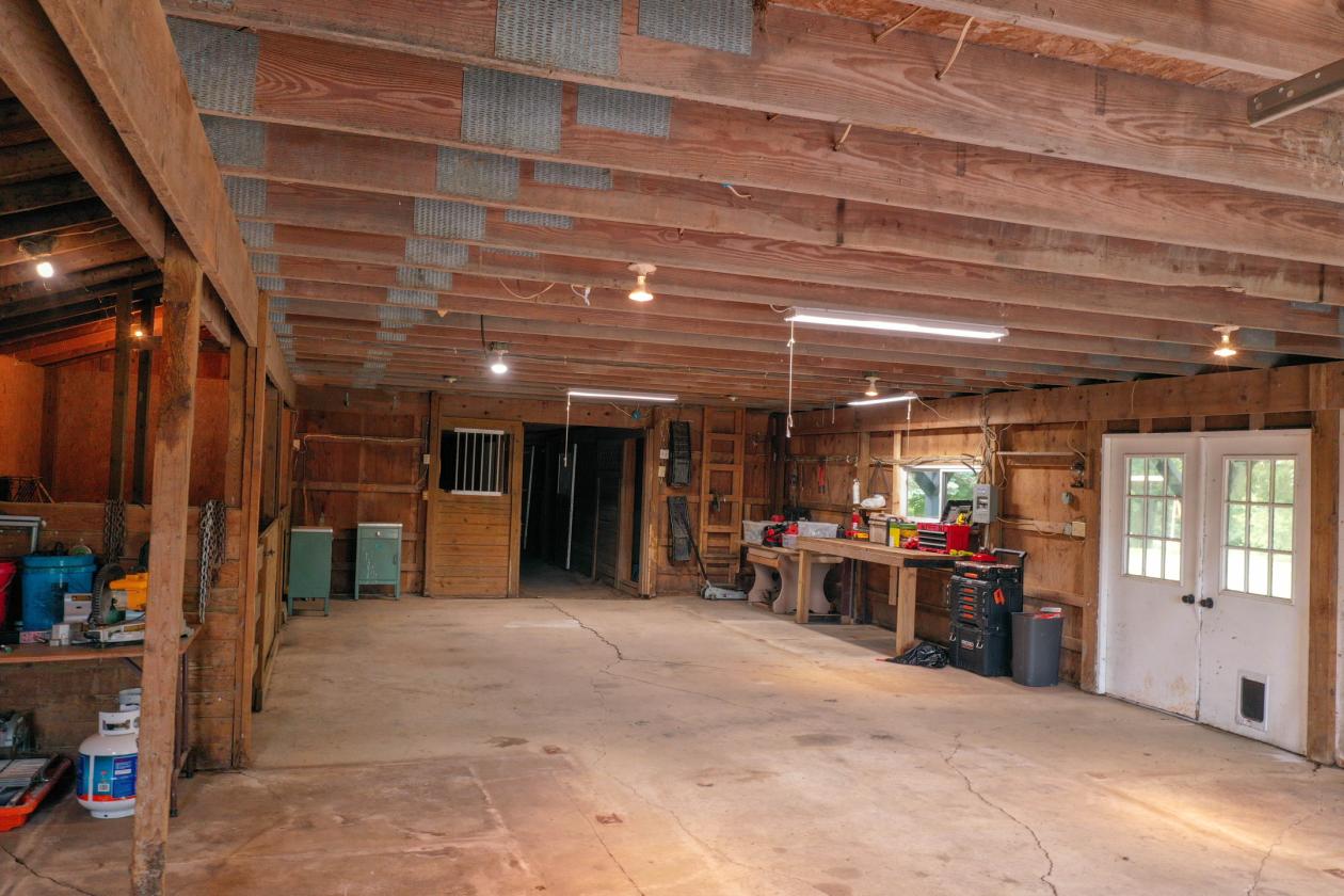 Gorgeous equestrian estate on 34.5 acres - photo 27