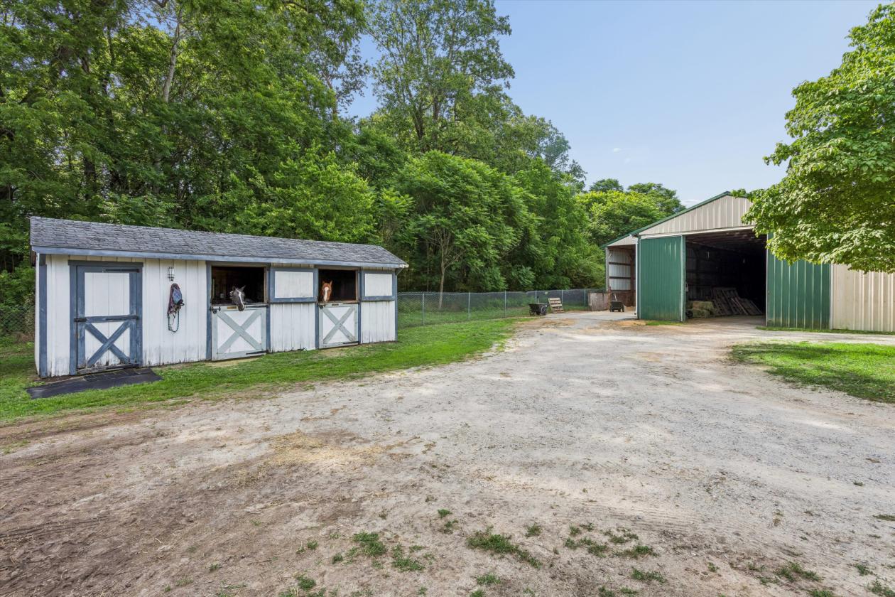 Cedar Valley Farms Indoor arena, 37 stalls, 40 acres - photo 11