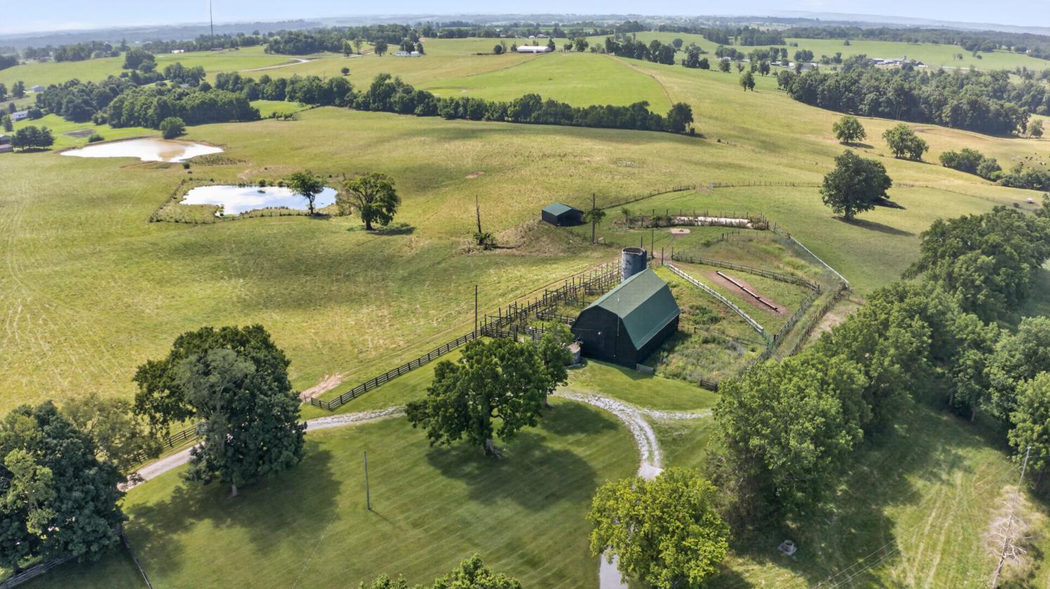Luxury Estate with 48 acres - photo 4