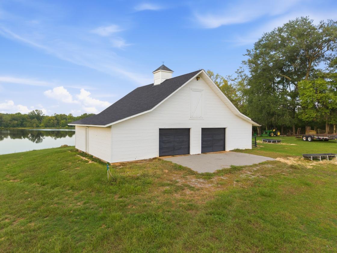 Rare Arkansas Estate with equestrian stalls - photo 8