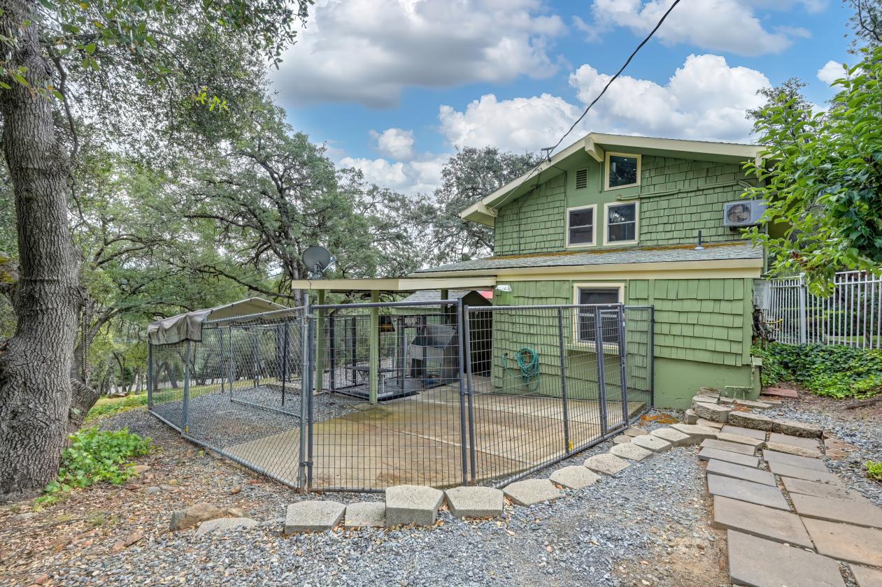 NEW PRICE! 3 bed, 2 bath, covered arena, 22 stalls - photo 24
