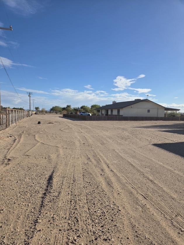 2.2 Ac Horse Prop with Shop & 6 covered stalls - photo 8