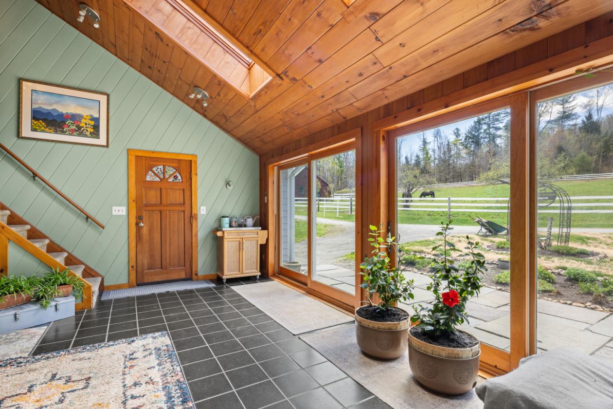 Charming 1914 farmhouse on a private horse farm - photo 25