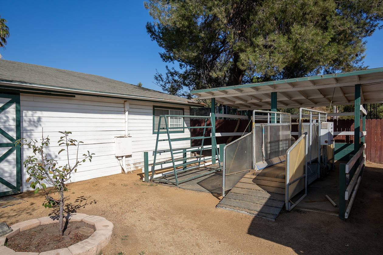 LOS ANGELES Own a 5Acre, 60Stall Horse Farm in... Los Angeles
