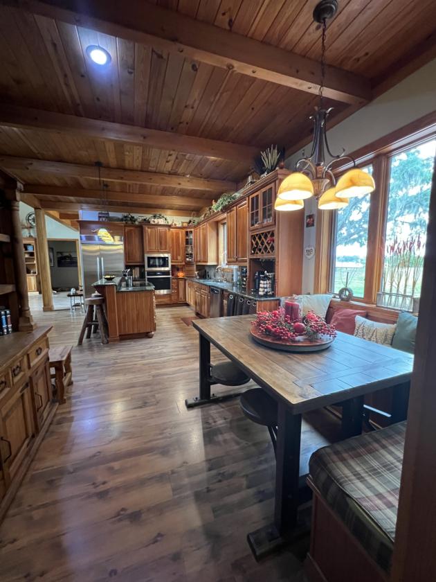 Gorgeous Island lot Estate - 5 stalls, 5 garages - photo 18