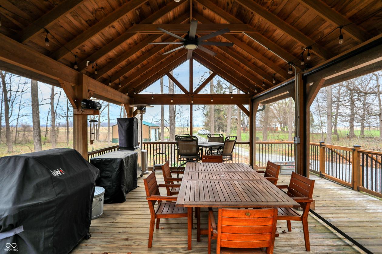 Stunning Barna log home on over 12 acres - photo 17
