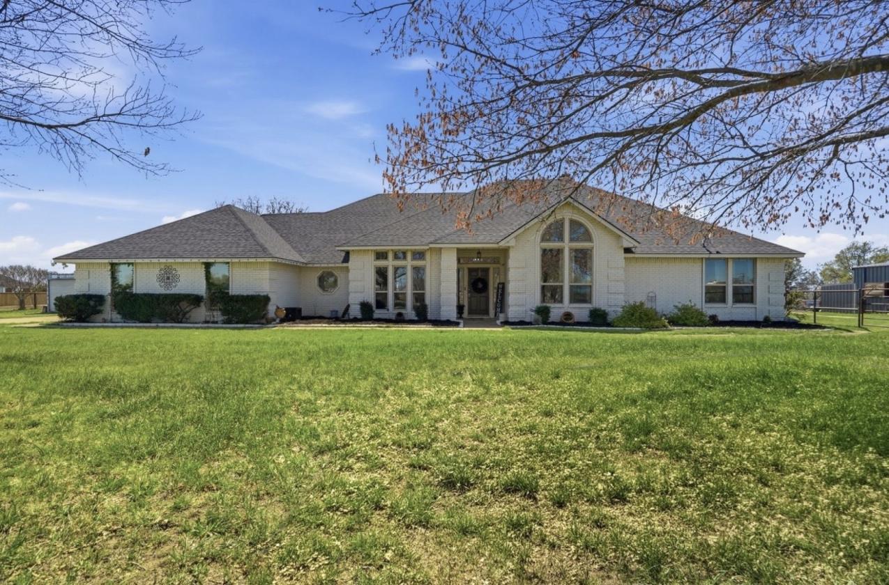 Gorgeous Parker County Ranchette on Nearly 3 acres - photo 2