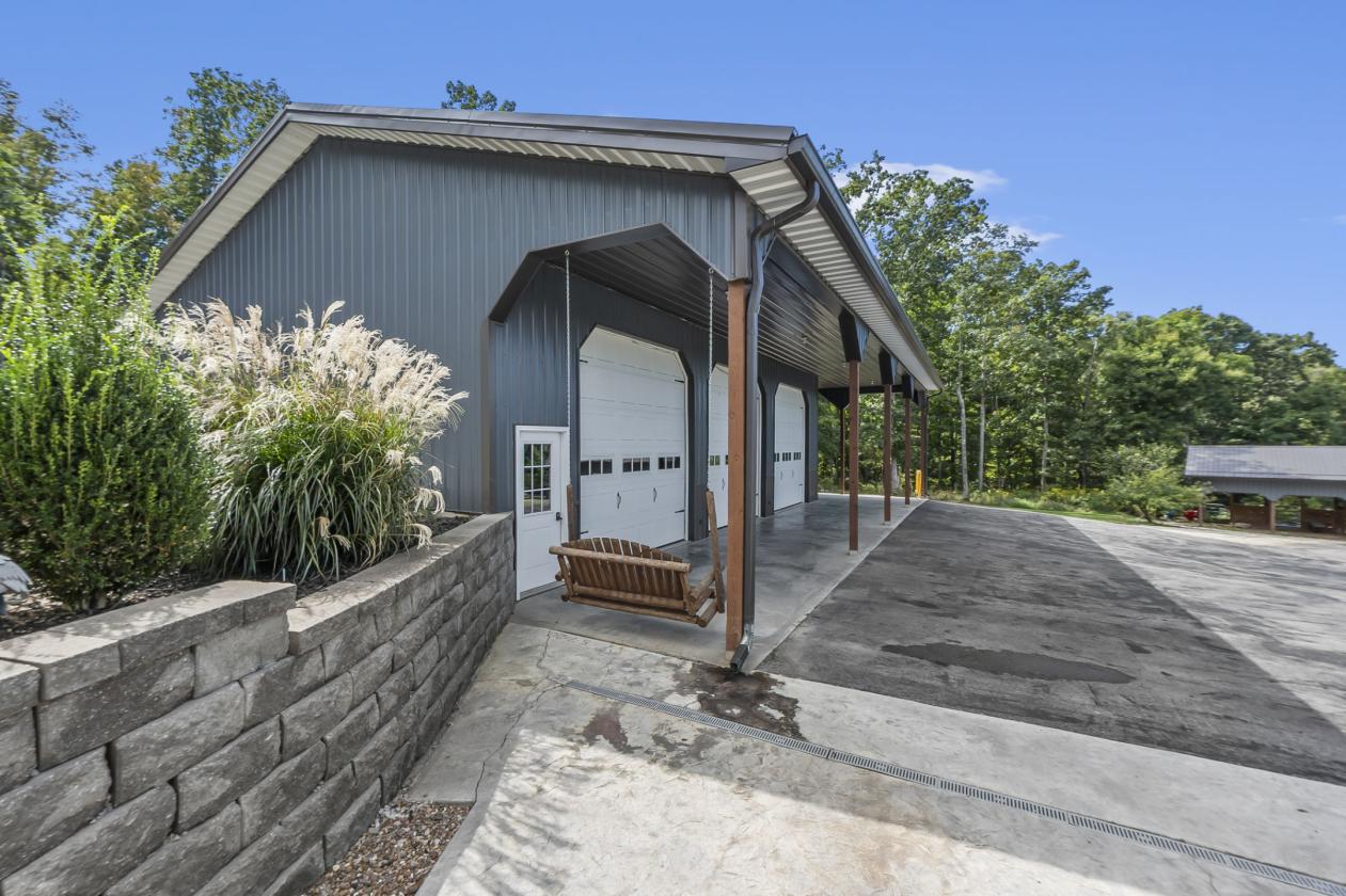 31 Acres, 5-Stall Barn & Luxury Home - photo 19