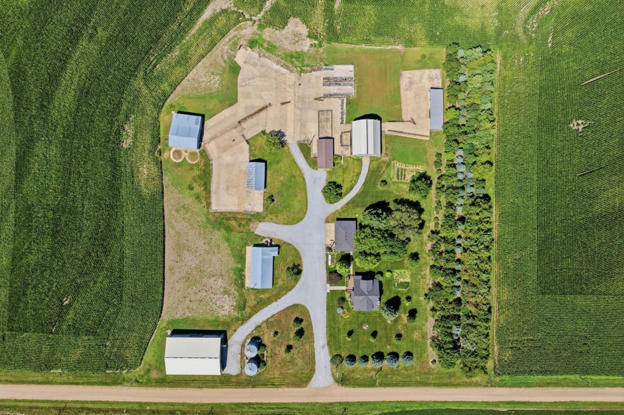 Meticulously Well Maintained Acreage! - photo 4