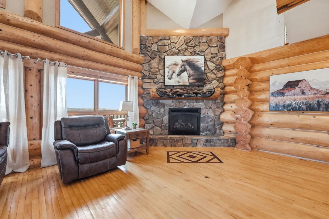 Luxury Log Home, Equestrian Lifestyle, 18 Acres - photo 9