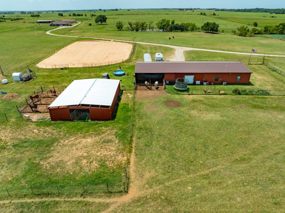 McLaughlin Horse Facility - photo 3