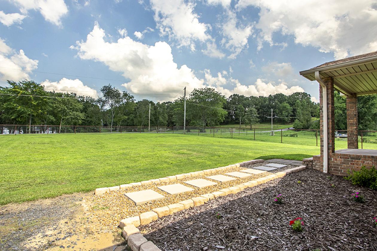 Turnkey Horse Farm on 5 acres with barn - photo 3