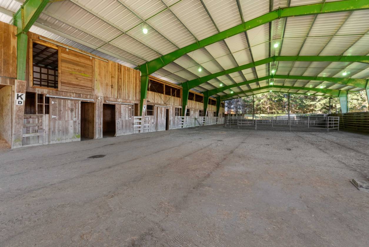 INDOOR ARENA - 35 ACRES - LOG HOME - photo 2