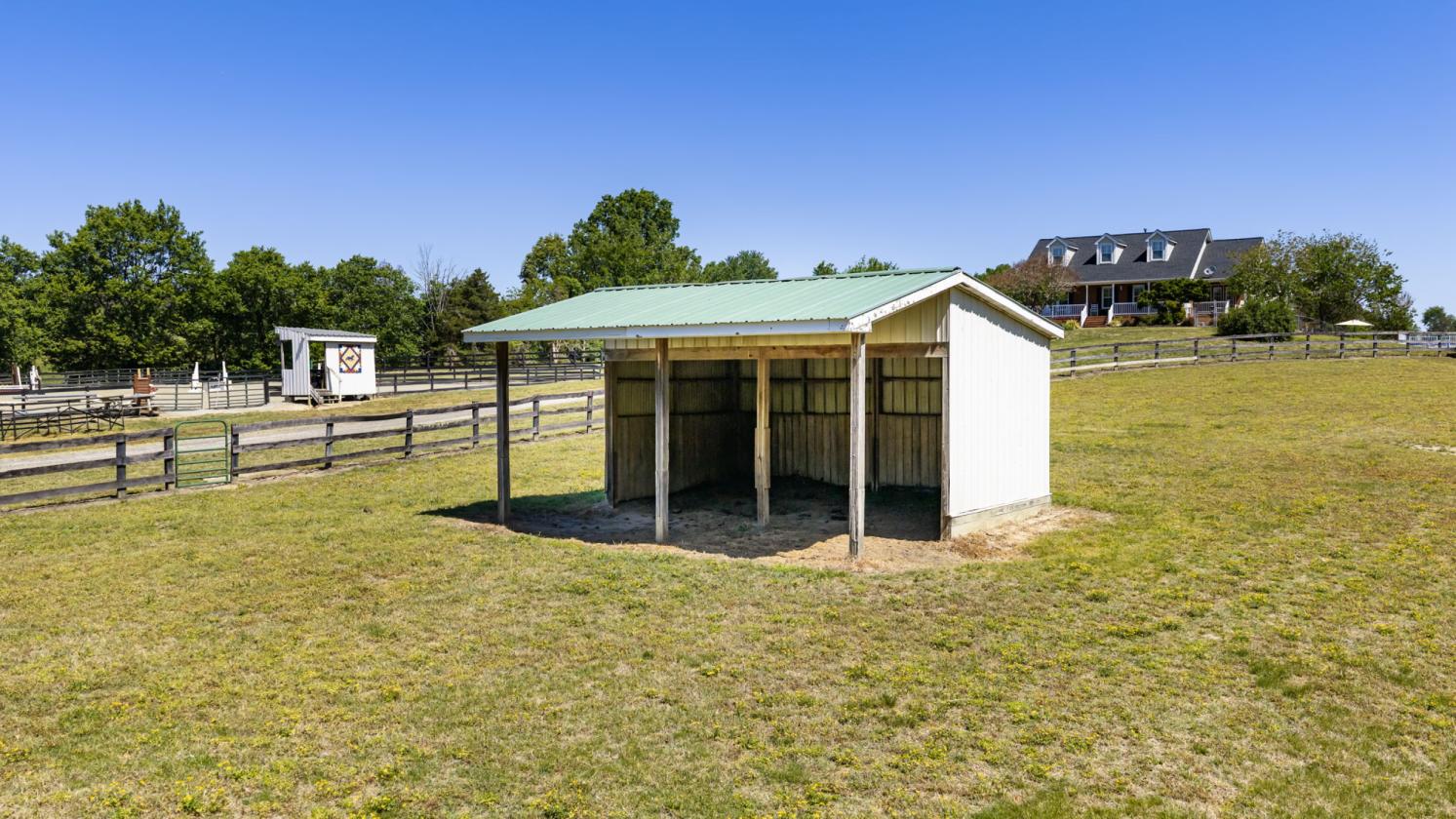 EKG Stables: 36-Acre Turnkey Equestrian Paradise - photo 11