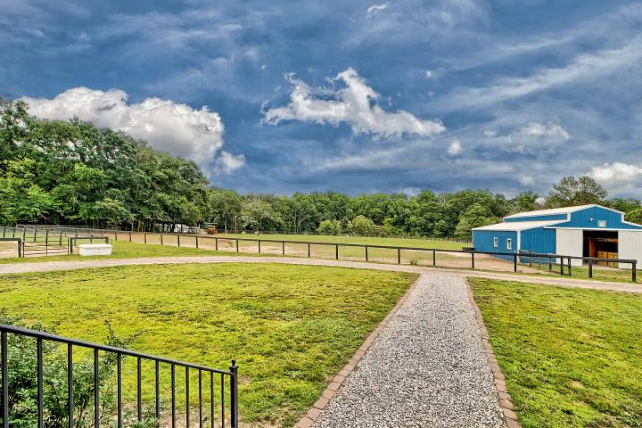 32.84 ACRES. EQUESTRIAN FACILITIES. - photo 4