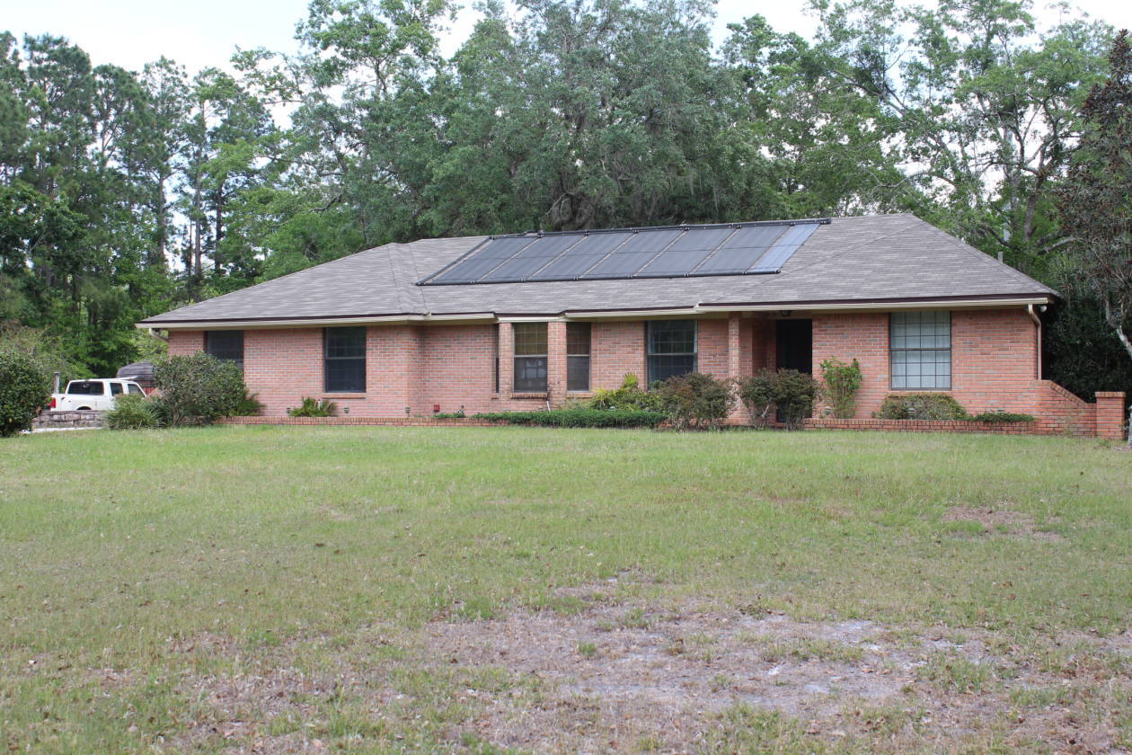 Quaint three bedroom pool home with three stall pole barn... Middleburg, Clay County, Florida