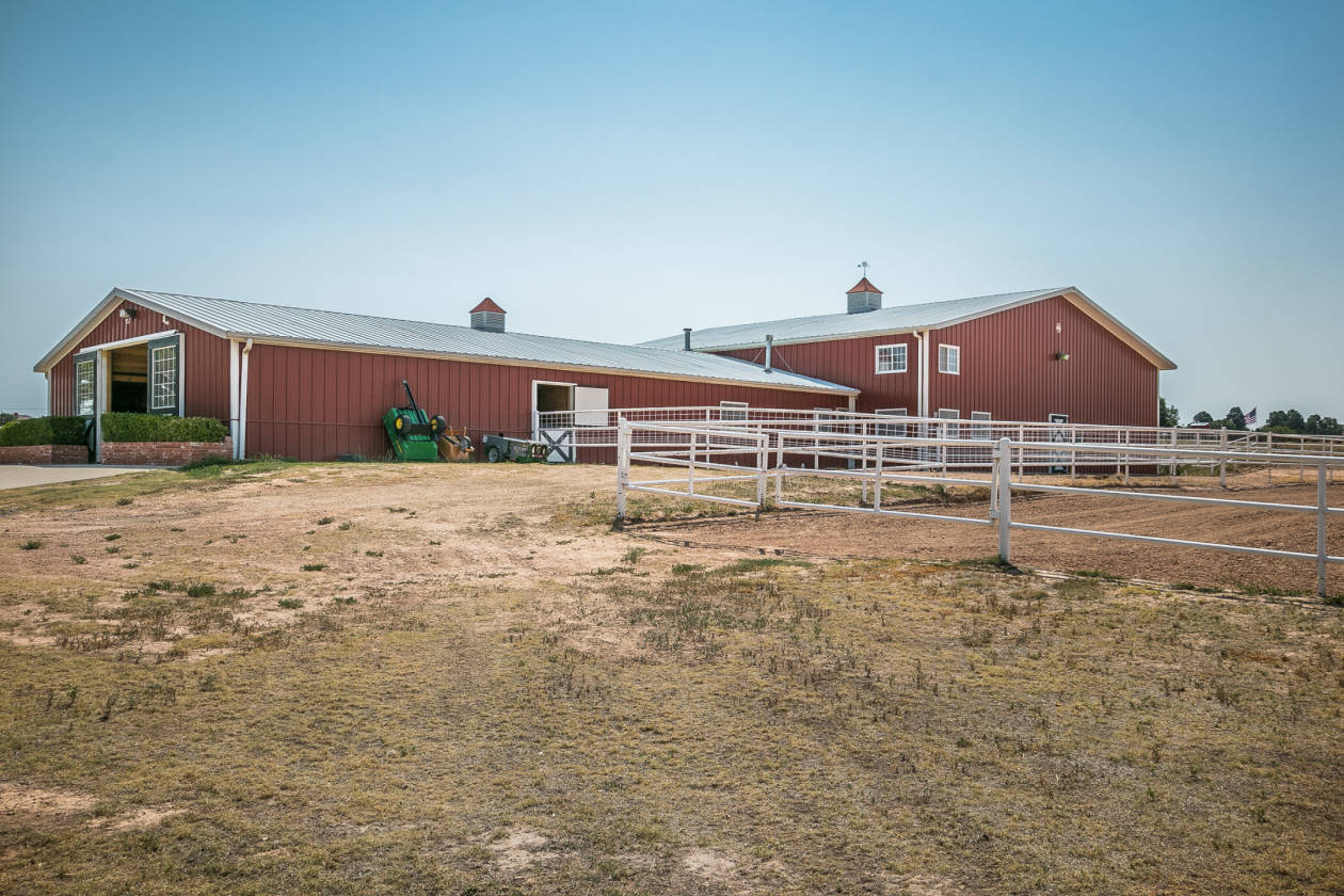 Equestrian estate with indoor & outdoor arenas and beautiful home