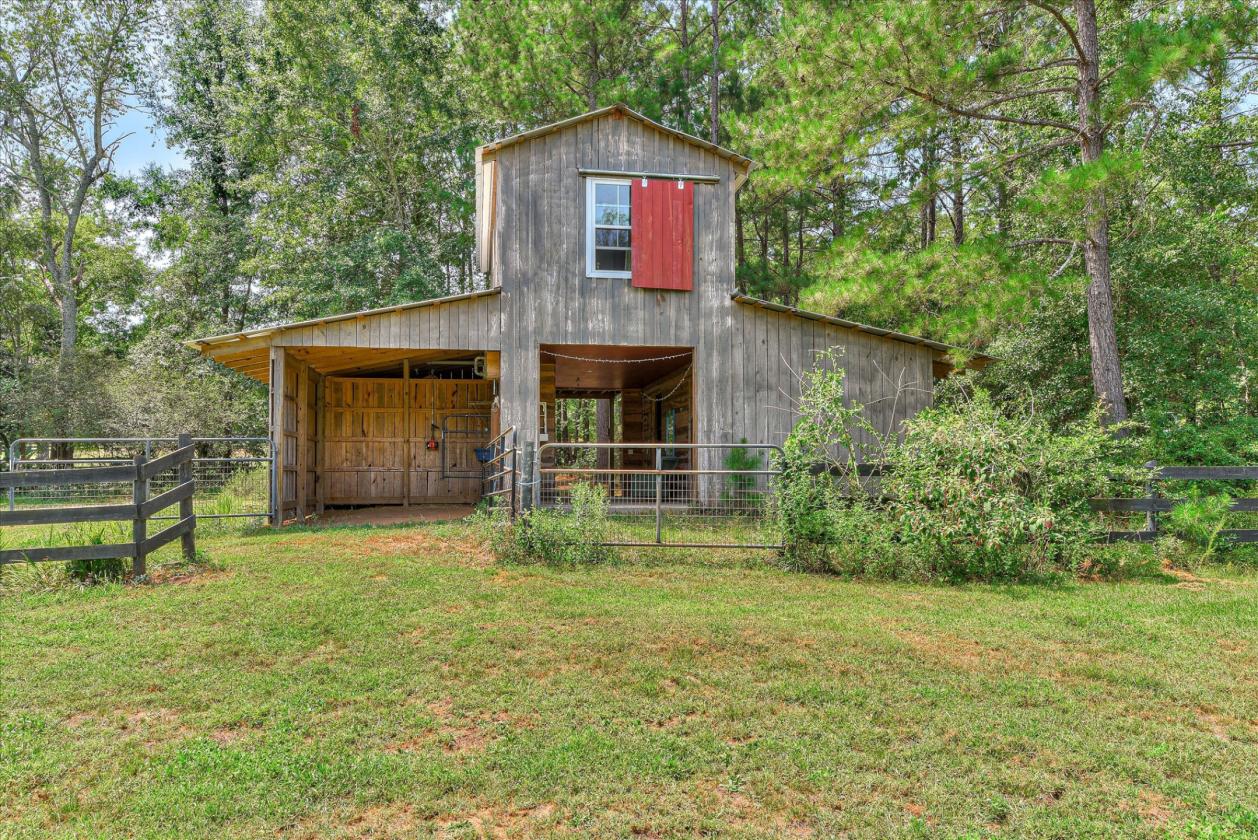 Charming 9 Acres Horse Property - photo 21
