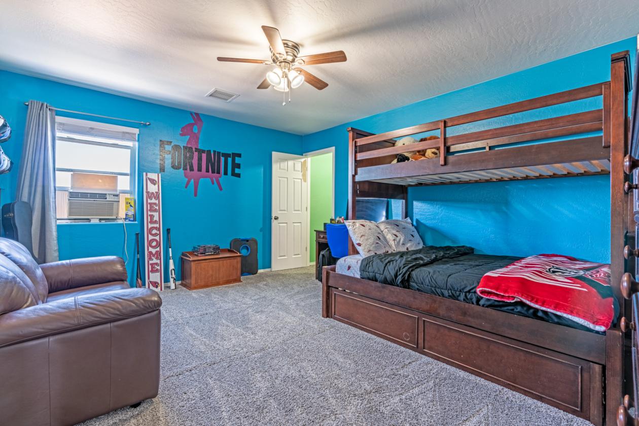 Great Self-Sustained Property with Large home - photo 11