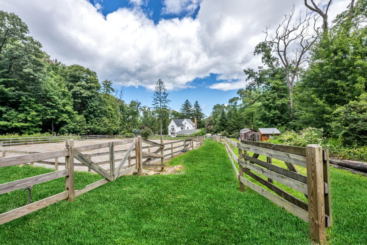 Horse Property on 6.5 acres with 3 stalls - photo 10