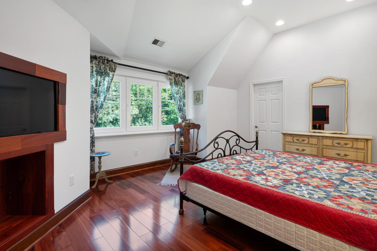 Barn Luxury Reimagined on 4.64 acres - photo 27