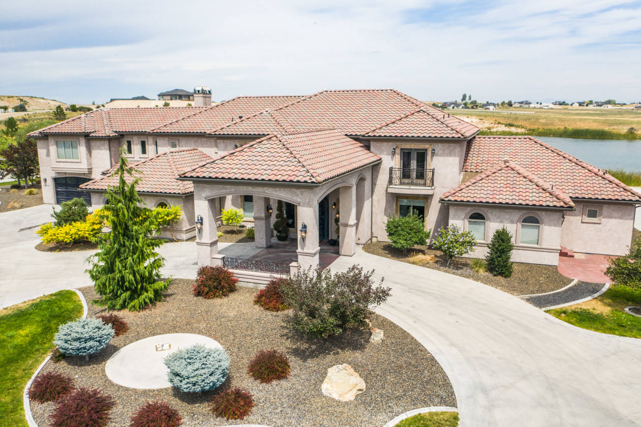 Luxurious equestrian estate with private lake! Nampa, Canyon County, Idaho