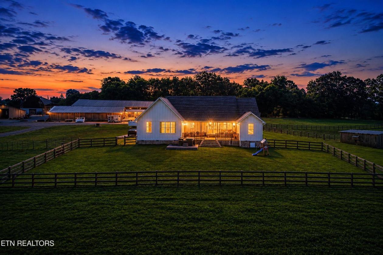 Exceptional horse ranch on 52 acres - photo 15