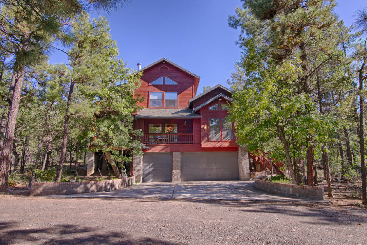 Extravagant Horse property 4 BR home on 2.5 acres in... Lakeside