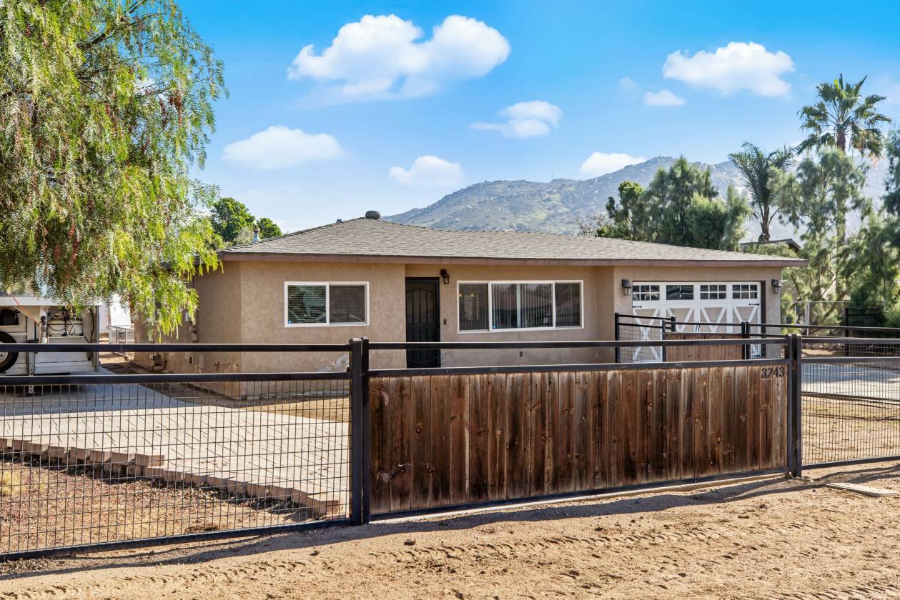 Horse Ranch w/ Arena, Barns, & RV Hookups - photo 3