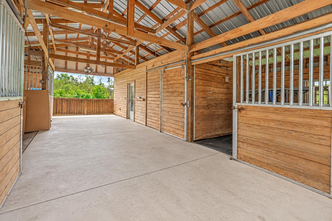 Restored 90s Chic Equestrian Estate - photo 6