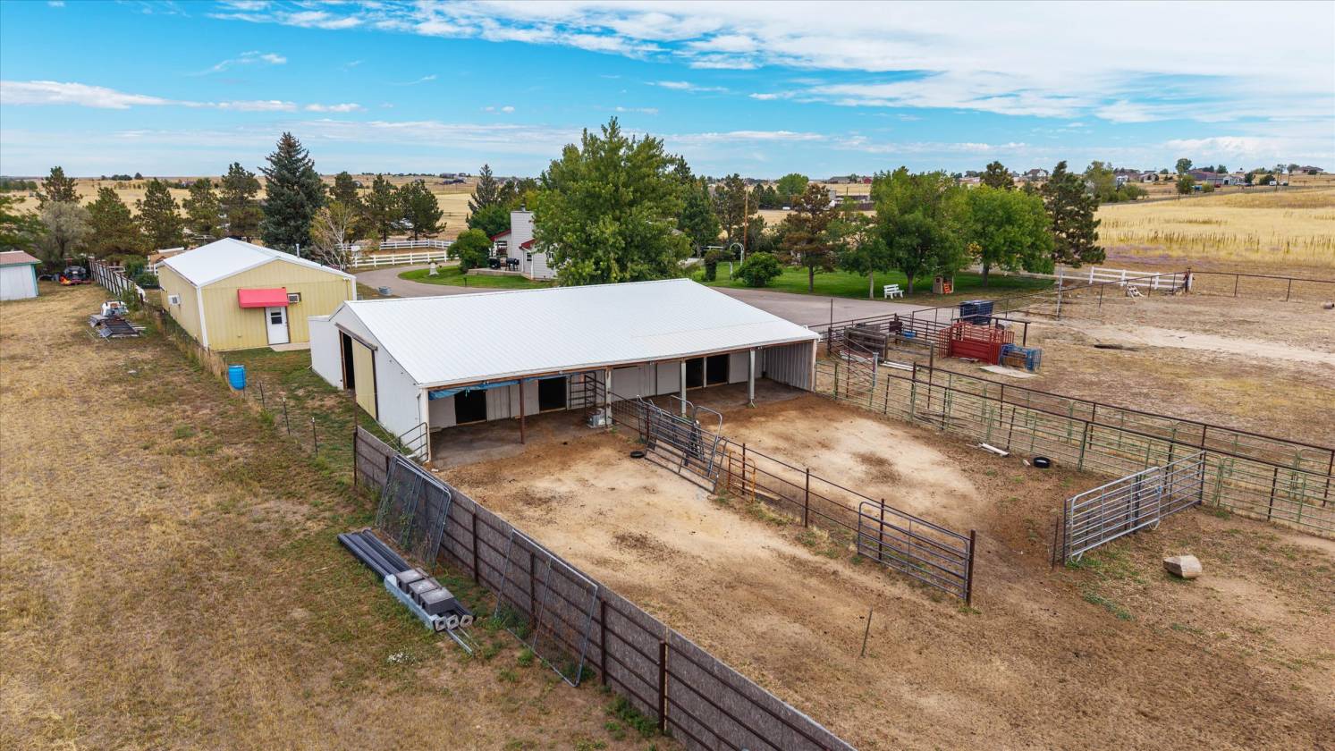 T Lazy J -Roping Arena, 6-Stall Barn & Custom Home - photo 13