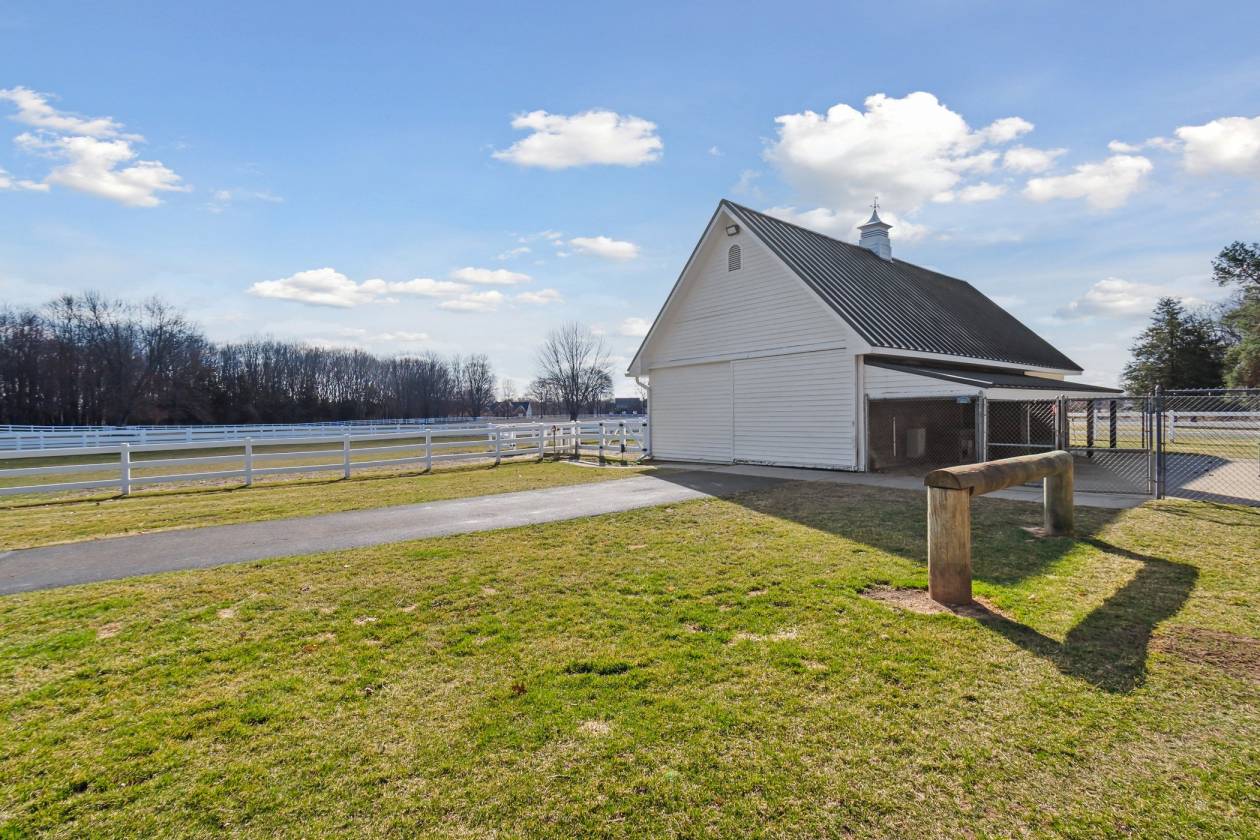 Beautiful equestrian estate on private all sports - photo 7