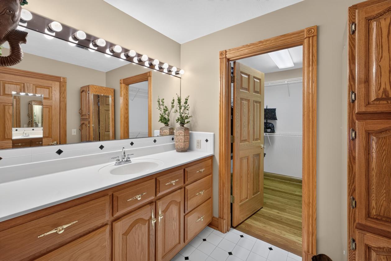 Luxury Estate with 48 acres - photo 28