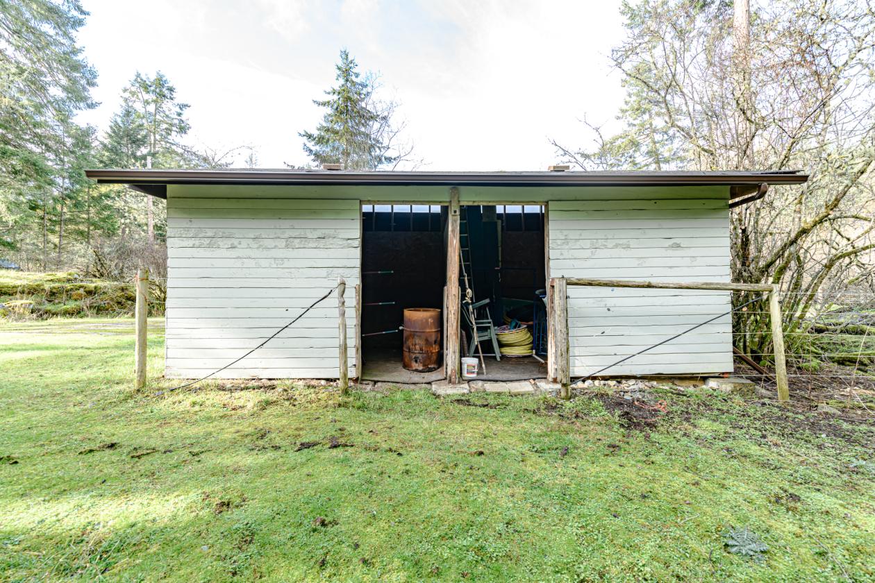 Salt Spring Island Hobby Farm Perfect for Horses!! - photo 8
