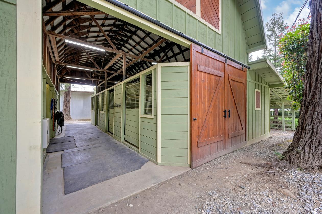 NEW PRICE! 3 bed, 2 bath, covered arena, 22 stalls - photo 14