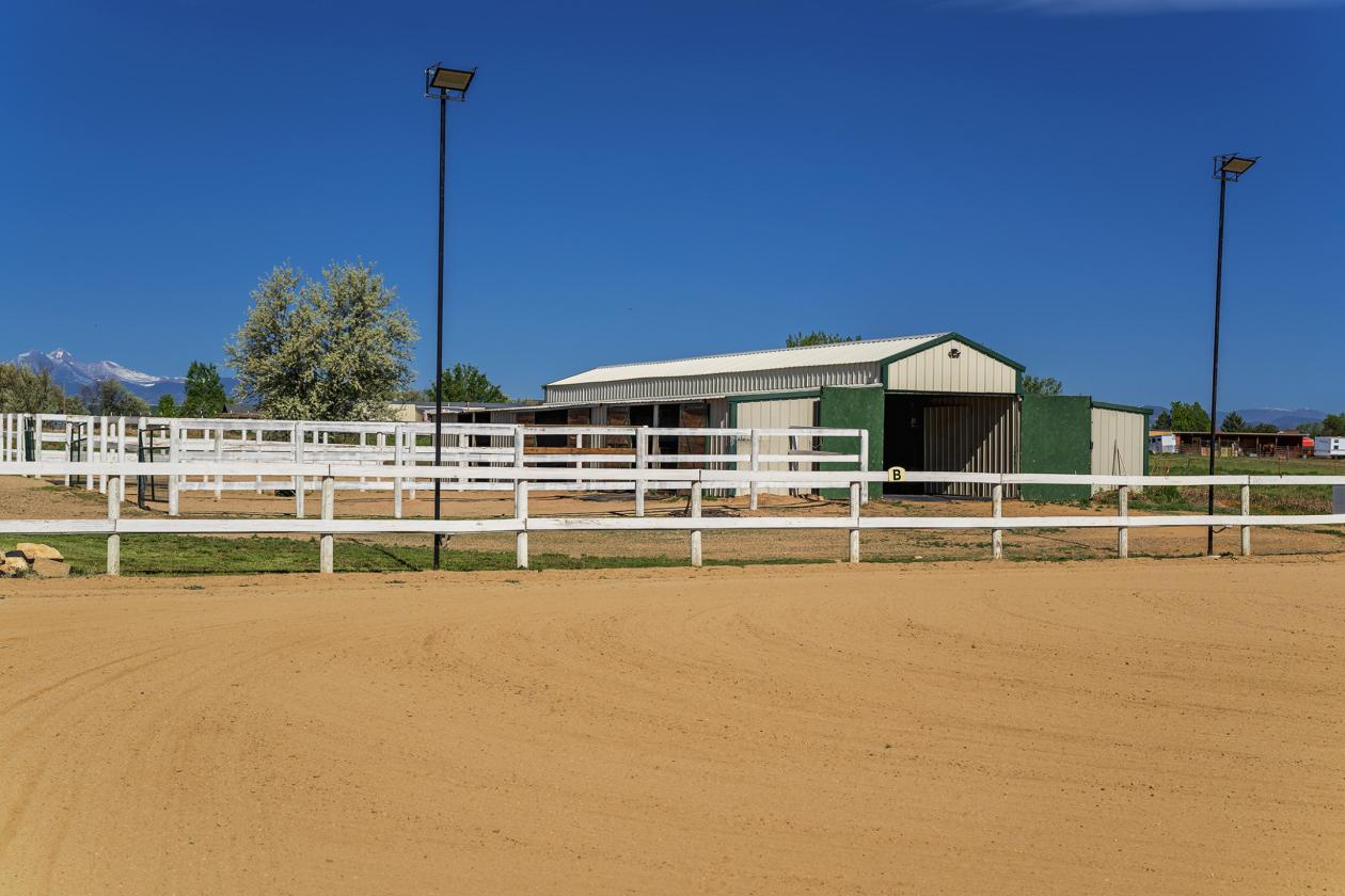Well-situated Equine property with Frontrange view - photo 8