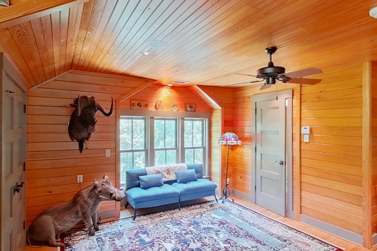 ONE-OF-A-KIND HOME IN EQUESTRIAN COMMUNITY - photo 11
