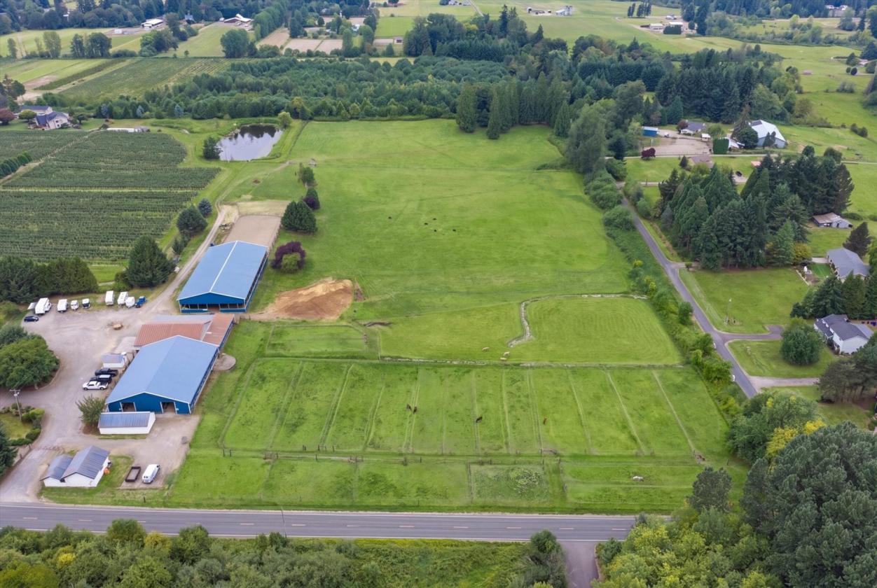 35 Stall Barn with Arena on 20 Acres - photo 3