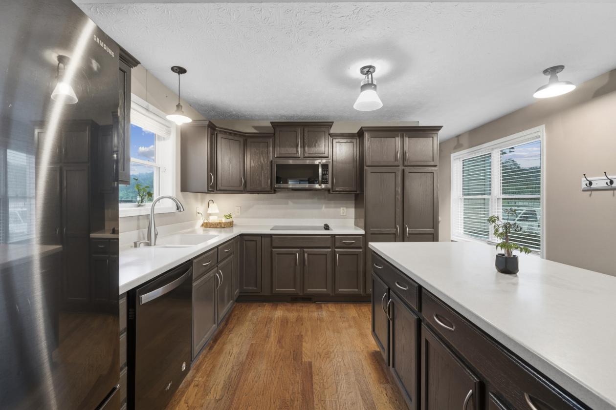 Remodeled Farmhouse in Private Community - photo 9