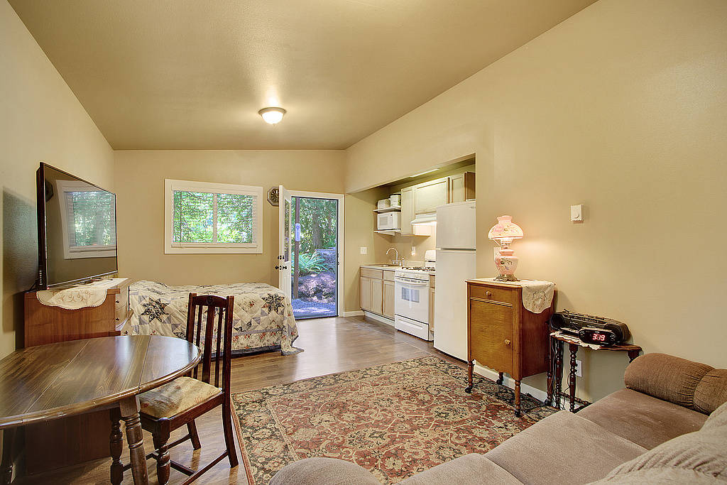 {SNOHOMISH EQUESTRIAN TIMELESS ESTATE} LUXURY WITH STUDIO APARTMENT