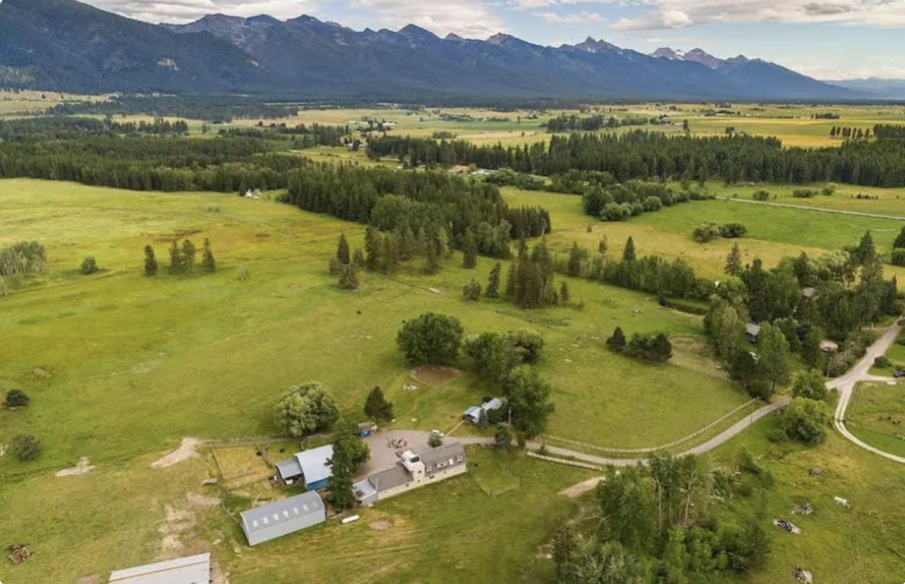 Mountain Views, horses and a beautiful home - photo 8