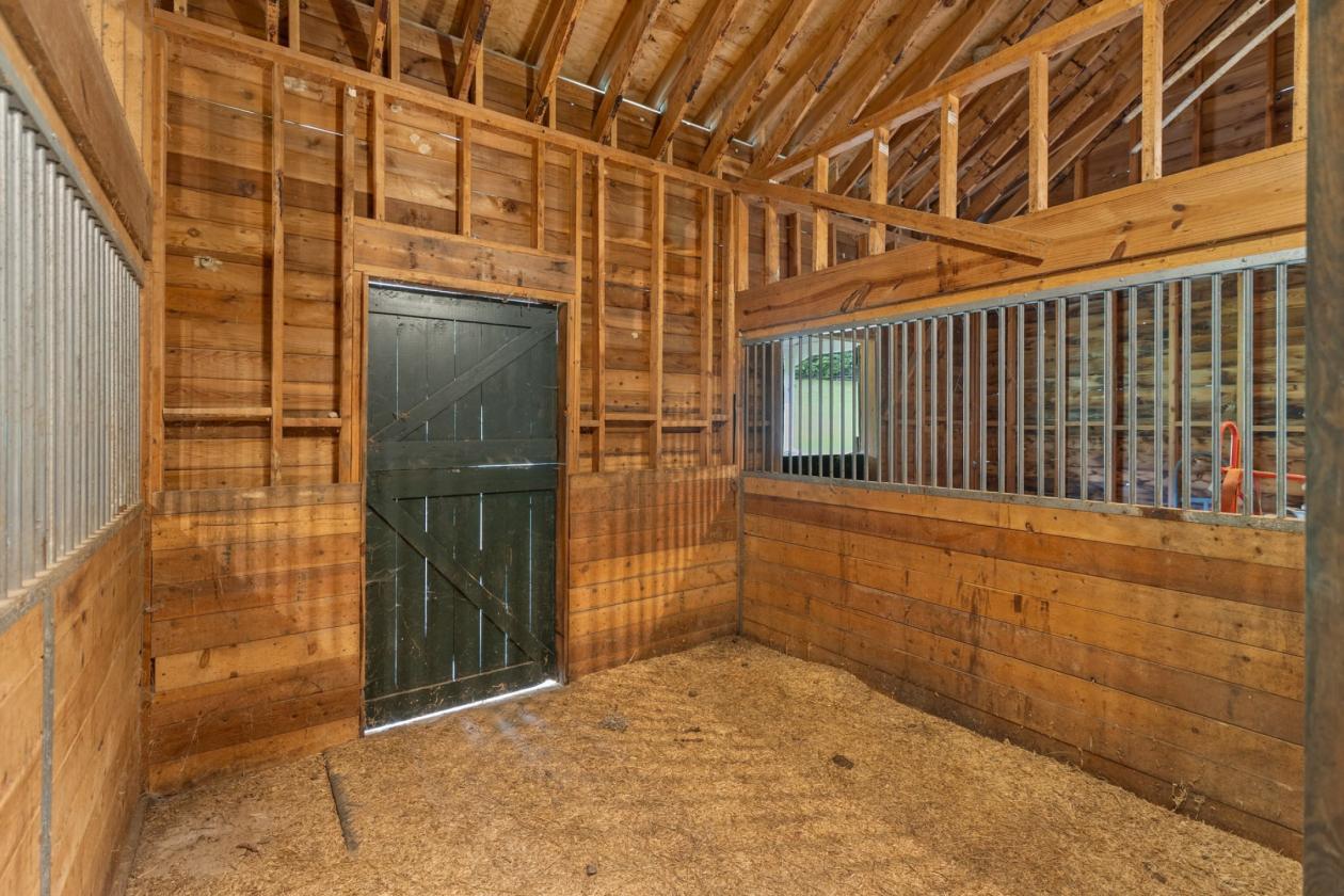 Luxury Equestrian Estate Bordering National Forest - photo 3
