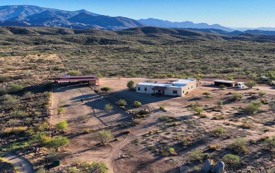 EXQUISITE EQUESTRIAN ESTATE - photo 6