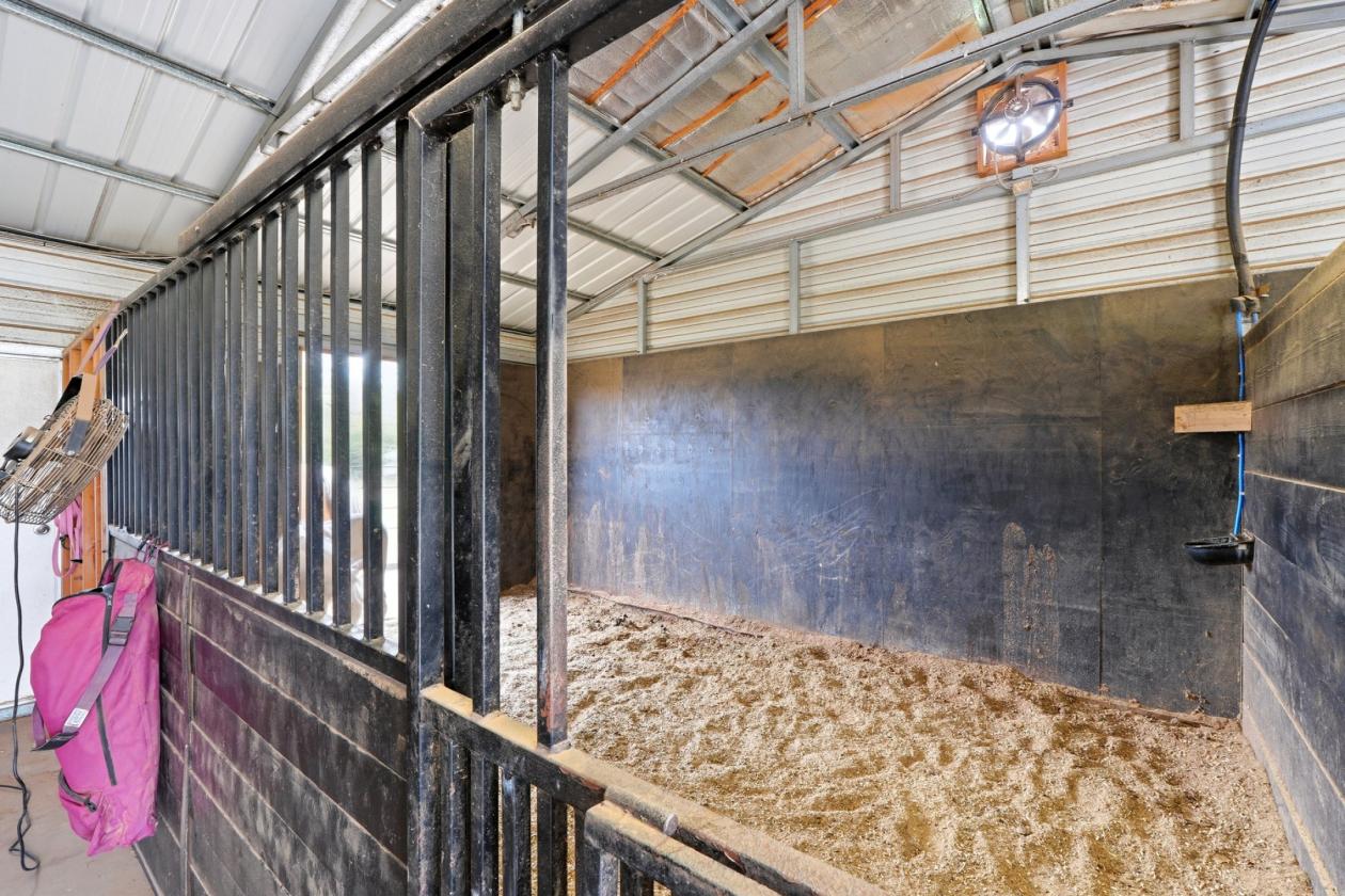 Luxurious Barndominium on Working Equestrian Farm - photo 15