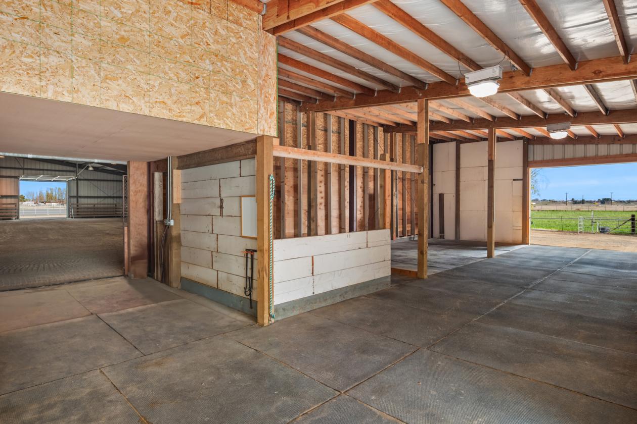 LAKEFRONT EQUESTRIAN ESTATE- TURNKEY, MULTI-USE - photo 21