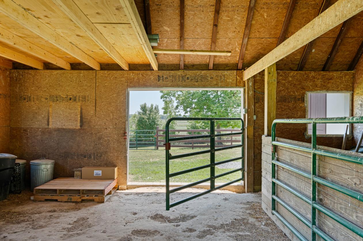 Barn Luxury Reimagined on 4.64 acres - photo 8