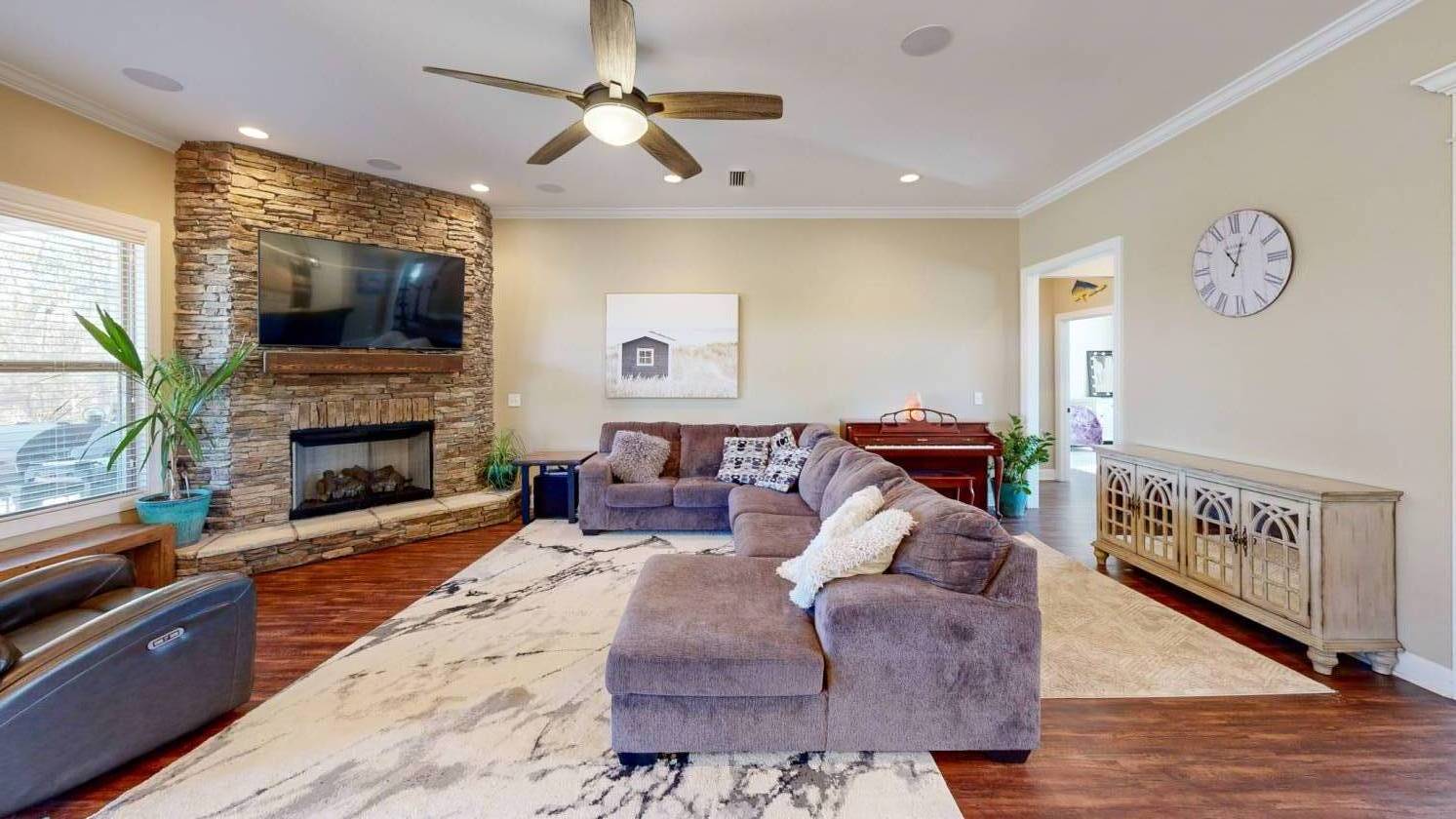 Luxury equestrian mini estate with executive home - photo 8