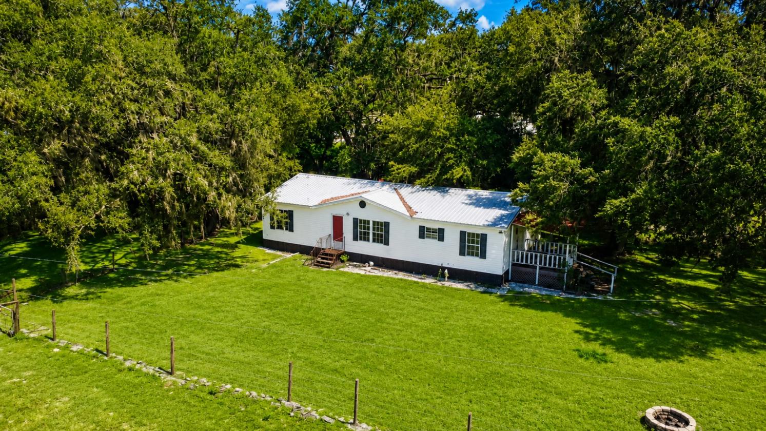 Manufactured home, 5 fenced acres, water supply - photo 2